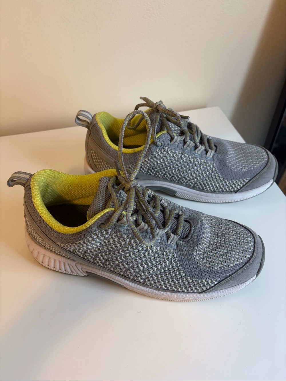 Orthofeet shoes size 7.5.